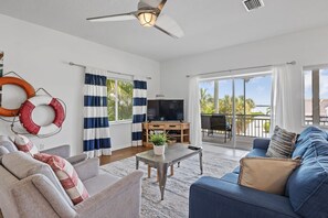 Smart TV, futbolito y oficina