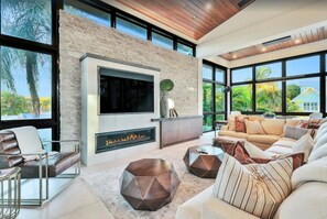Smart TV, fireplace