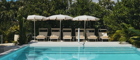 Piscina externa, guarda-sóis, espreguiçadeiras