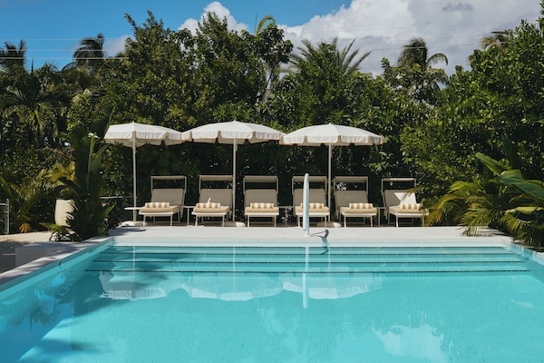 Piscina externa, guarda-sóis, espreguiçadeiras