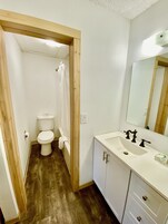 Un baño con inodoro, lavabo y espejo.
