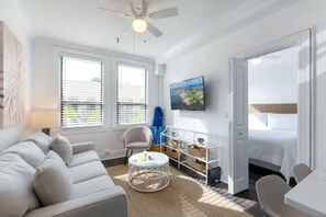 Smart TV - Island Newly Renovated 1 BR- King Bed (Palm Beach)