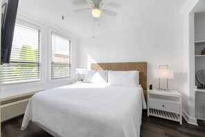 1 bedroom, in-room safe, iron/ironing board, WiFi - Island Newly Renovated 1 BR- King Bed (Palm Beach)