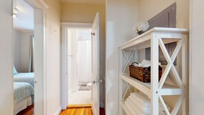 2 makuuhuonetta, työpöytä, silitysrauta/-lauta, vauvan matkasänky