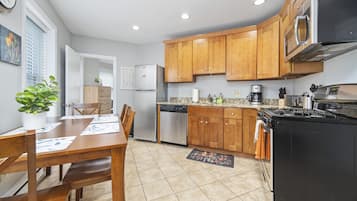 Kylskåp, mikrovågsugn, ugn och spishäll