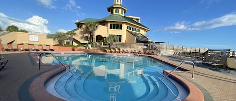 Utendørsbasseng og et oppvarmet basseng