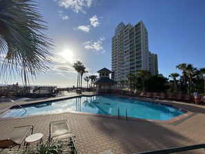 Una piscina al aire libre, una piscina climatizada