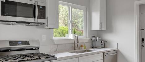 Refrigerador, microondas, horno y parrilla de estufa