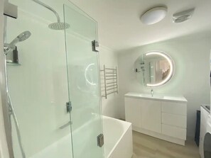Vasca, asciugacapelli, asciugamani, sapone