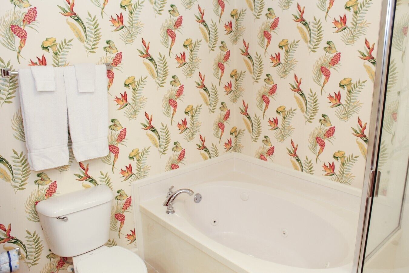 Un baño con bañera, inodoro y zona de ducha.