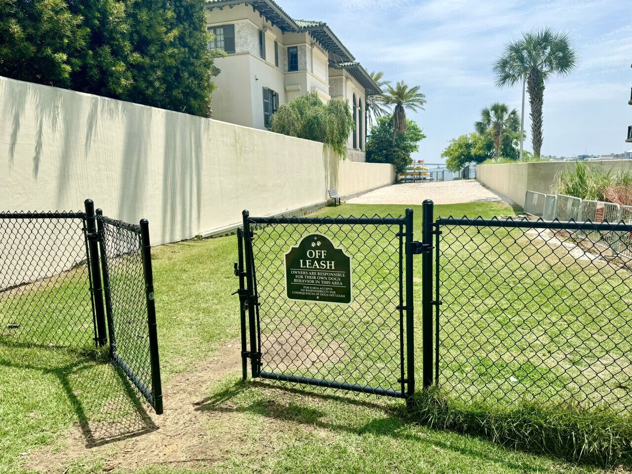 Ein begrenztes Gebiet mit einem Schild, das anzeigt, dass es für Hunde erlaubt ist, ohne Leine zu laufen.
