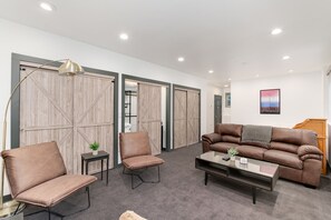 3 habitaciones, escritorio y tabla de planchar con plancha 