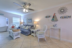 Living area - MIMOSA MANOR BEACH HOUSE 30 steps to the beach (Indian Shores)