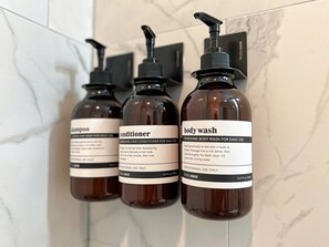 Een haardroger, handdoeken