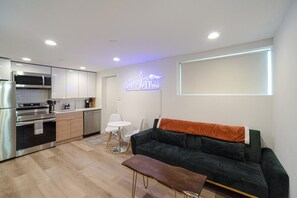 Smart-TV, Bücher, Stereoanlage, Arbeitsbereiche