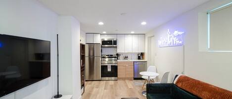 Smart TV, books, stereo, offices