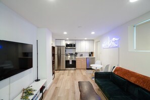 Een smart-tv, boeken, een stereo en een kantoor