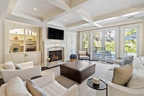 Télévision, cheminée, table de tennis de table, services de streaming