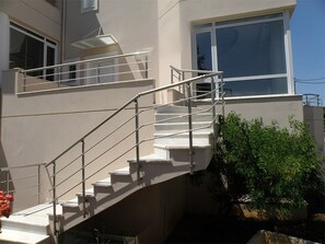 House, 2 Bedrooms, Smoking, Balcony | Property entrance