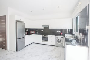 Villa, 3 Bedrooms, Private Pool, Garden View | Private kitchen