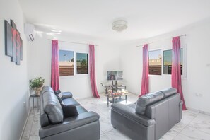 Villa, 3 Bedrooms, Private Pool, Garden View | Living area
