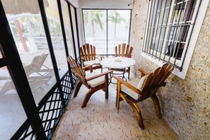 Bungalow, 3 Bedrooms, Accessible, Smoking | Tempat makan