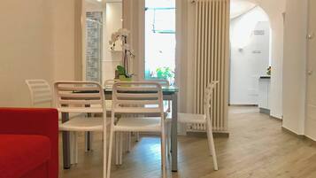 Apartment, 1 Bedroom, Balcony, River View | Bahagian dalam