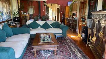 Room, 1 Bedroom, Balcony, Garden View | Living area