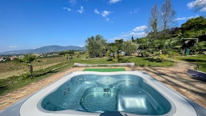 A hot tub with a clear view of the surrounding landscape, including trees and distant mountains. - Apt 4 - Forget all Your Troubles - Relax in Paradise ! Air Con, Wifi! Sleeps 4 (Spoleto)