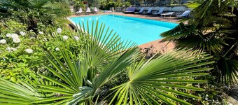 Apt 4 - Forget all Your Troubles - Relax in Paradise ! Air Con, Wifi! Sleeps 4