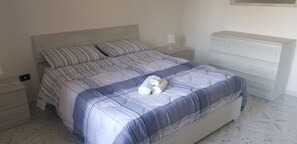 Gemeinsamer Schlafsaal, 2 Schlafzimmer, Balkon | 3 Schlafzimmer