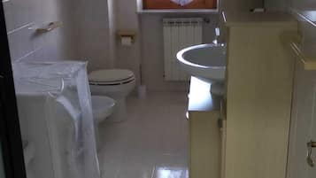 Gemeinsamer Schlafsaal, 2 Schlafzimmer, Balkon | Badezimmer