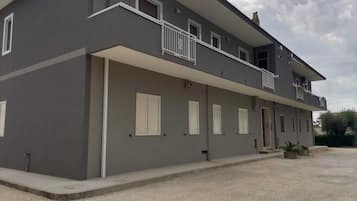 Room, 3 Bedrooms, Balcony | Front of property