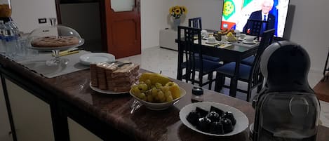 Dormitório compartilhado, 2 quartos, sacada | Sala de jantar