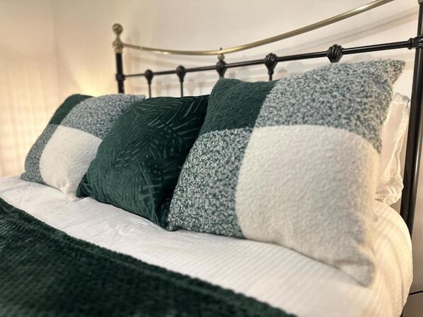 House, 2 Bedrooms | 2 bedrooms, bed sheets - Entire Beautiful 2 Bedroom House With Free Parking Manchester (Salford)