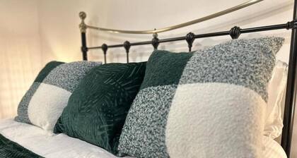 Entire Beautiful 2 Bedroom House With Free Parking Manchester