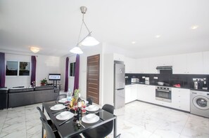 Villa, 3 Bedrooms, Private Pool, Garden View | Private kitchen