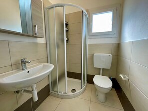 Apartment, 2 Bedrooms, Patio, Garden View | Bathroom