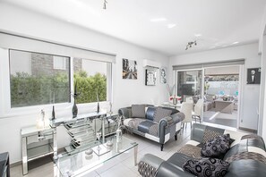 Villa, 4 Schlafzimmer, eigener Pool, Gartenblick | Innenbereich