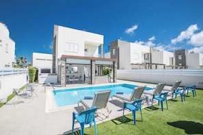Villa, 4 habitaciones, piscina privada, vistas al jardín | Piscina | Una piscina al aire libre