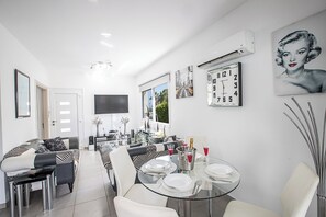 Villa, 4 Bedrooms, Private Pool, Garden View | Dining