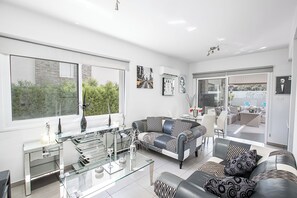 Villa, 4 Bedrooms, Private Pool, Garden View | Living area