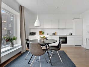Apartment, 1 Bedroom, Balcony, City View | Dining