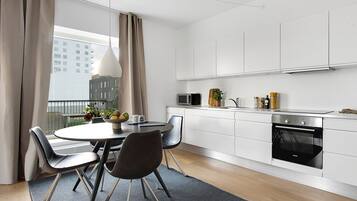 Apartemen, 1 kamar tidur, balkon, pemandangan kota | Tempat makan