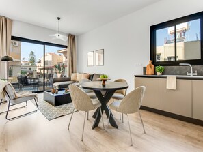 アパートメント 1 ベッドルーム バルコニー | ダイニングルーム