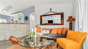 A modern living room with a glass coffee table, a sofa, and a chair. - Casa Luisa Joshua Tree (Joshua Tree)