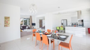 Vil·la, 5 dormitoris, piscina privada, vistes al jardí | Servei de restauració