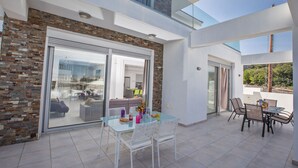 Vil·la, 5 dormitoris, piscina privada, vistes al jardí | Servei de restauració a l'aire lliure