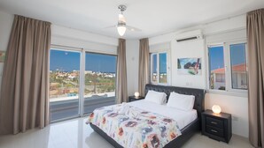 Vil·la, 5 dormitoris, piscina privada, vistes al jardí