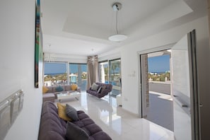 Villa, 5 Bedrooms, Private Pool, Garden View | Living area